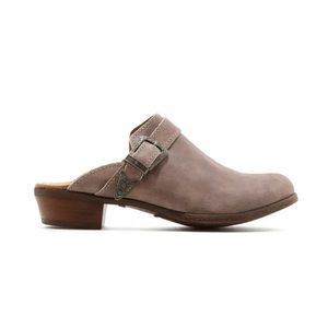 Minnetonka Women's Billie Leather Mule Brown 7